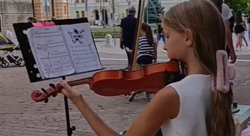 Čarolija u centru Banjaluke: Djevojčica svirajući violinu pokušava skupiti novac za konja