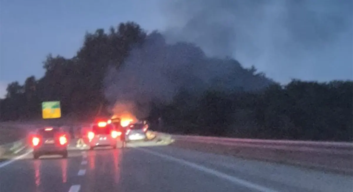 Crni dim se širi Laktašima, zapalilo se auto na autoputu