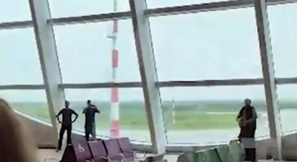 Otpadaju dijelovi plafona, ima povrijeđenih: Jeziv snimak sa aerodroma u trenutku zemljotresa
