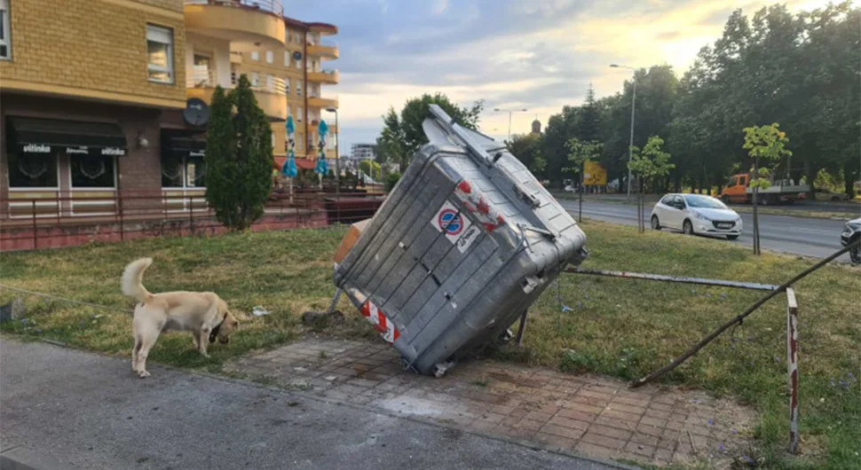 Vandalizam u Banjaluci: Izvrnut kontejner nadomak zgrade MUP-a