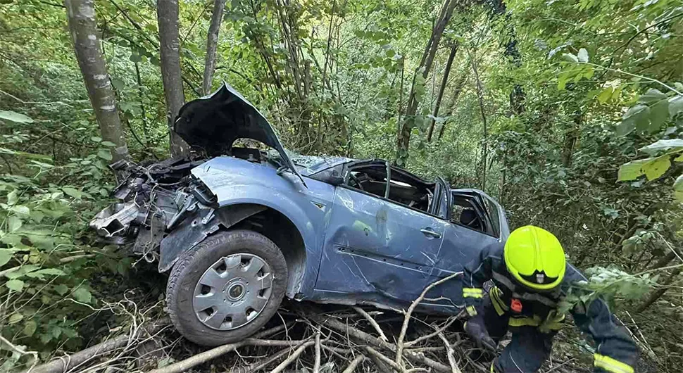 Teška nezgoda u Banjaluci: Automobil završio u provaliji, dvoje povrijeđenih