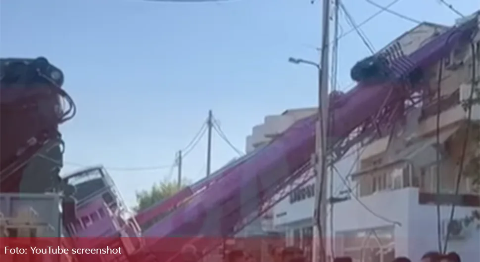 Огроман кран пао на кућу, има повријеђених