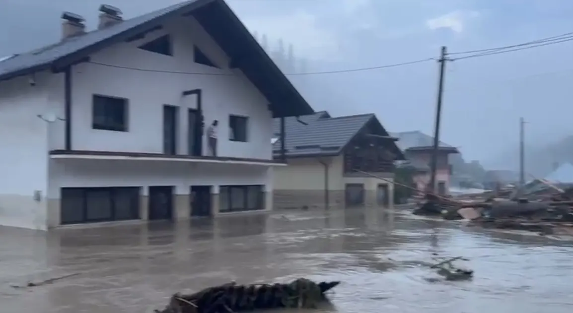 U velikim poplavama kuće odnijela voda, ima poginulih