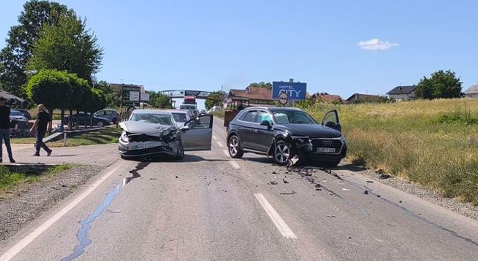 Сударила се 2 возила, саобраћај отежан