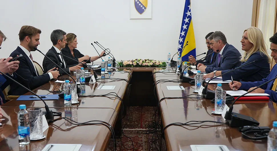 Ханрахан: Изабрани лидери БиХ да раде заједно на бољој будућности