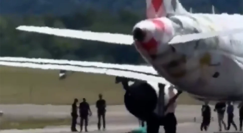 Čovjek se bacio u motor aviona: Putnici svjedočili jezivim scenama