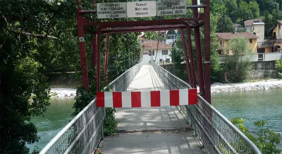 Затворен висећи пјешачки мост у Српским Топлицама