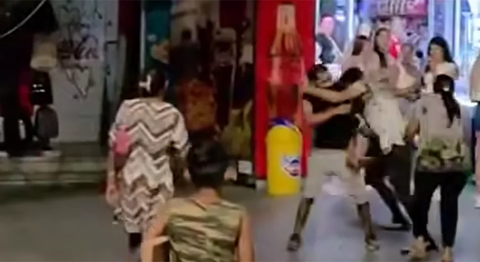 Šokantan snimak iz centra: Žestoka tuča dvojice, potezali i sjekiru