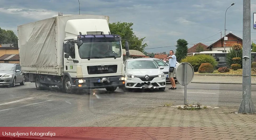 Судар камиона и аута у кружном току отежао саобраћај у Бањалуци