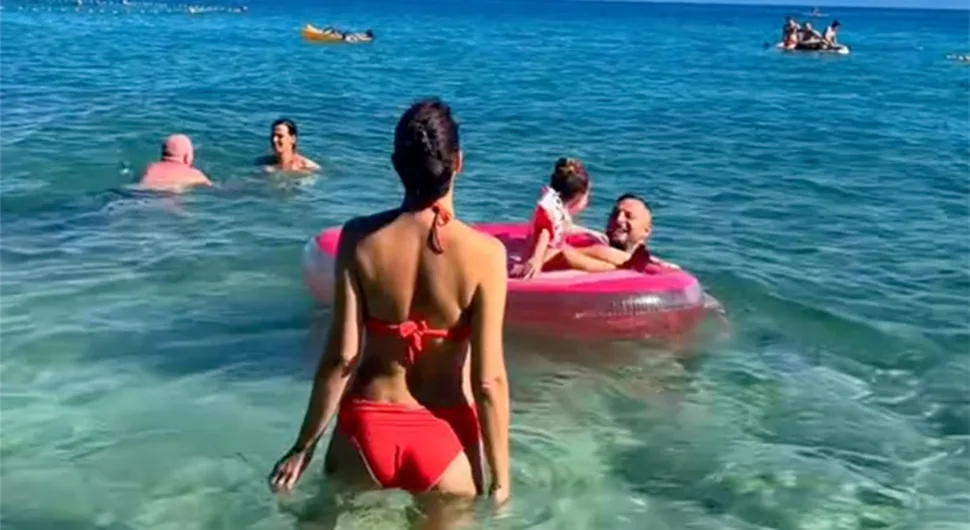 Postali TikTok hit: Na plaži se ori ''baaabooo''