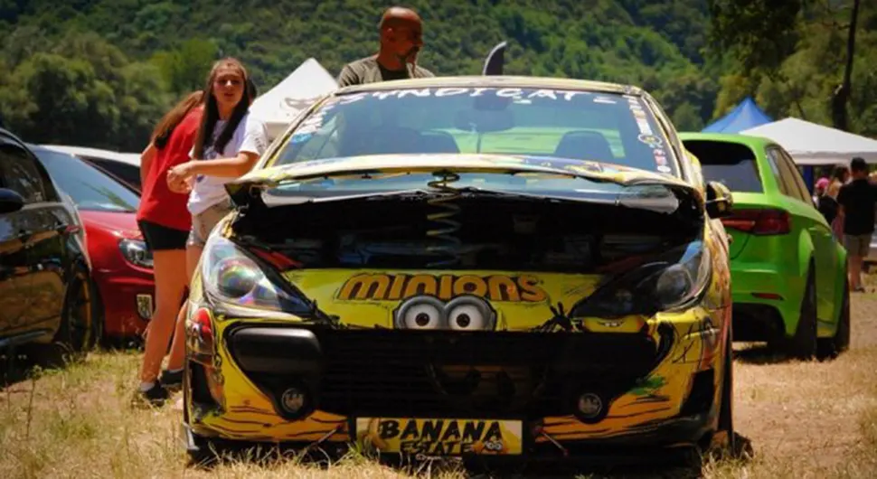 Auto spektakl na Rajskoj plaži
