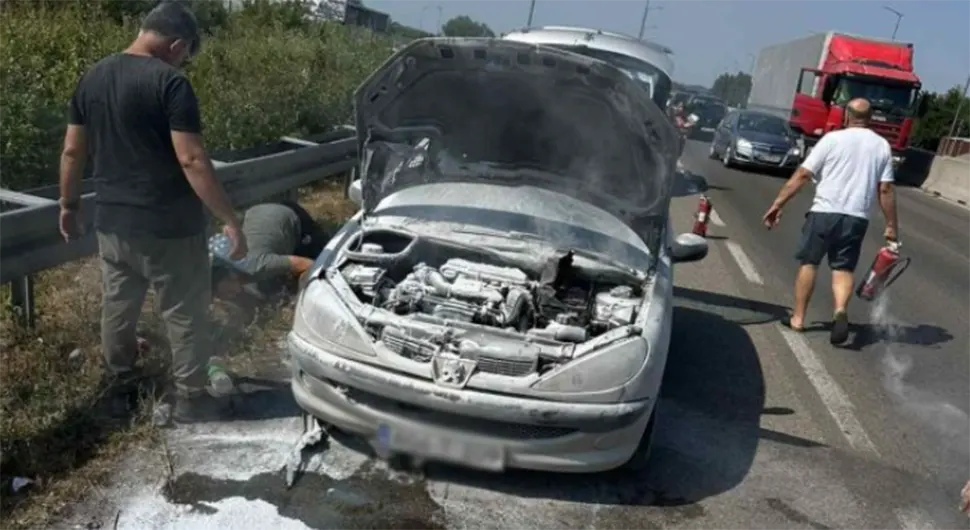 Запалио се аутомобил на брзој цести Бањалука - Лакташи