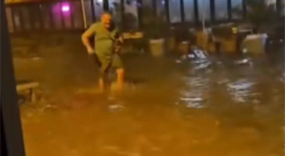 Apokaliptični snimci nevremena: Ljudi se probijali do zaklona, auto-put pod vodom
