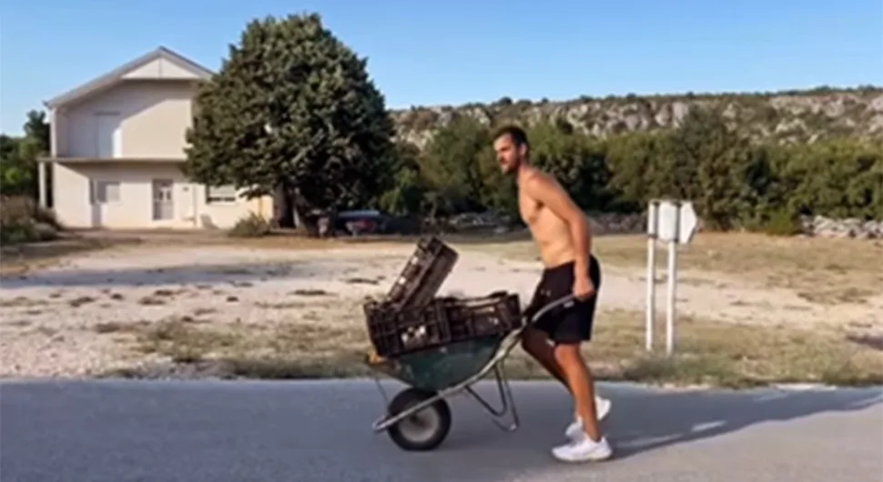Poznati hrvatski teniser skinuo majicu i bacio se na posao, prepoznajete li ga?