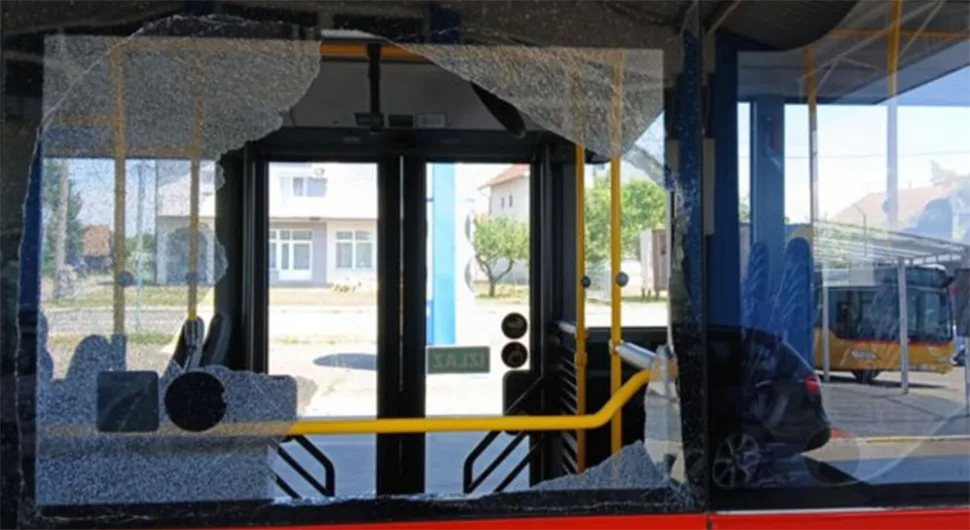 U Srebreniku kamenovan autobus sa djecom iz Krpšića
