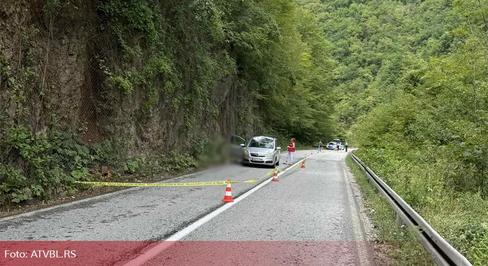 Стијена пала на аутомобил, погинуо сувозач