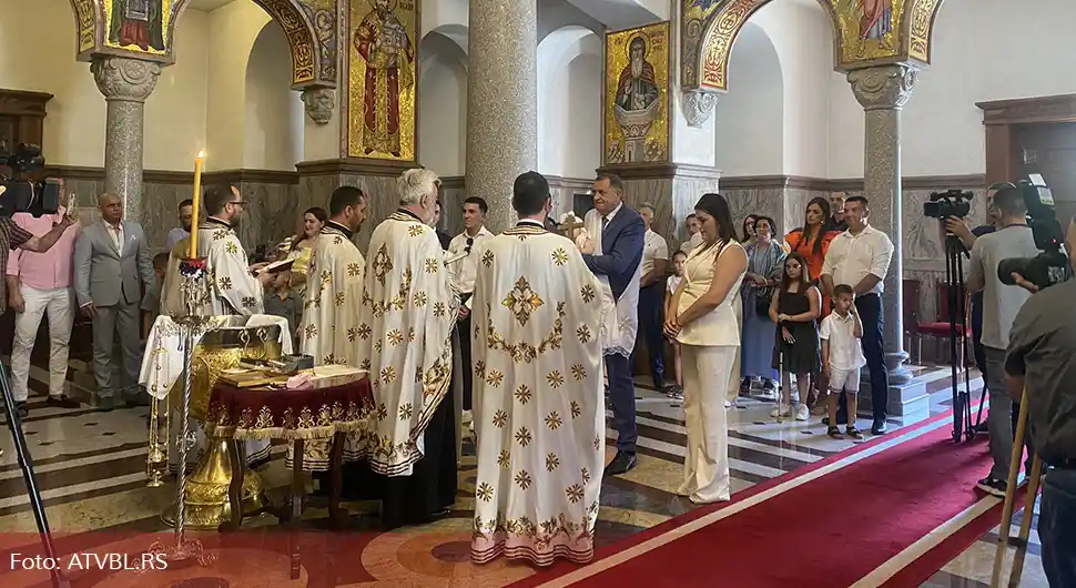 Предсједник Српске кумовао петом дјетету породице Средић