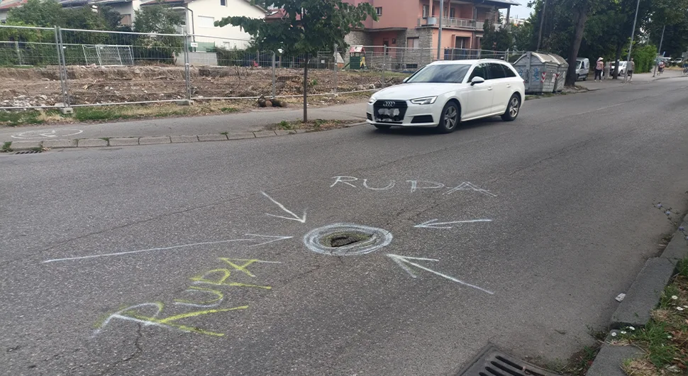 Nepoznata osoba upozorava vozače na rupu na putu