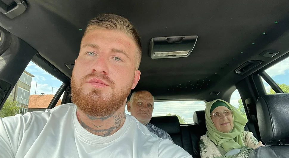 Starci na vrelini čekali autobus, a onda je naišao Ajdin