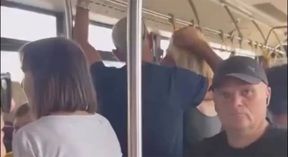 Muškarac maltretira ženu u autobusu, a putnici sjede i ćute