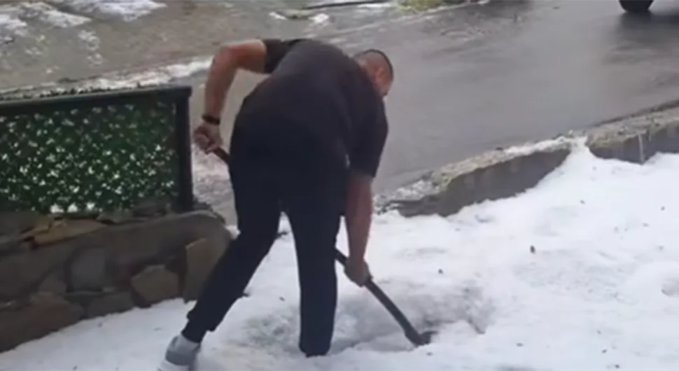 Apokaliptični snimci nevremena: Mještani lopatom sklanjali led sa ulica