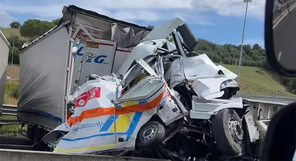 Stradala ekipa Hitne pomoći sa pacijentom, kamiondžija se zakucao direktno u vozilo