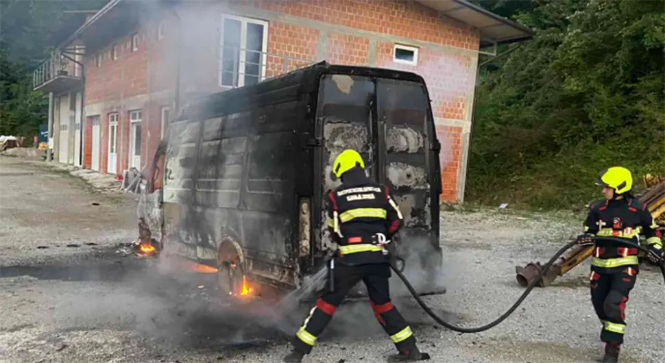 Комби у пламену у Бањалуци