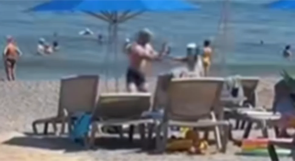 Haos na plaži: Potukli se zbog ležaljki