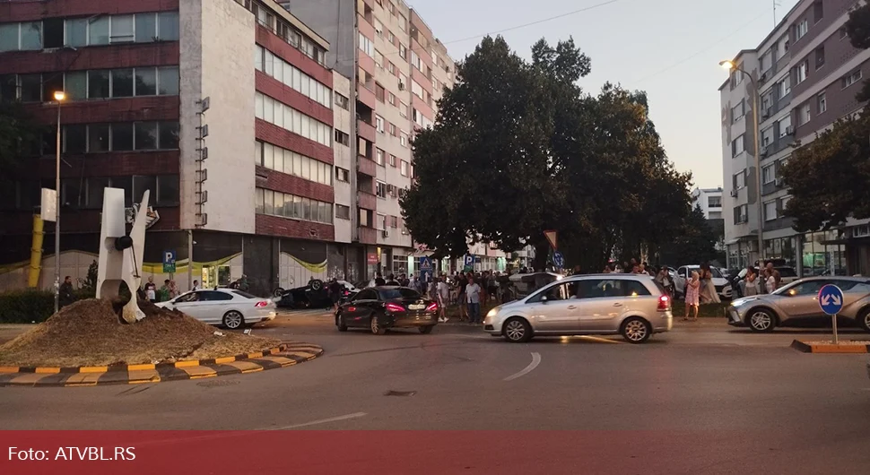 Teška nesreća u centru Banjaluke: Auto se prevrnuo nasred ulice