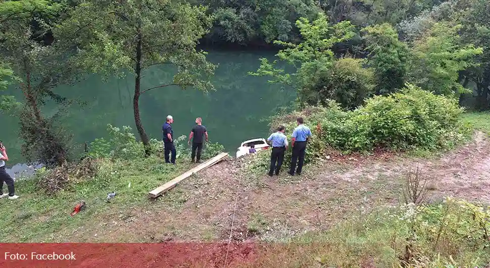 Mercedes zaronio u Vrbas: Fotografije teške nesreće kod Banjaluke