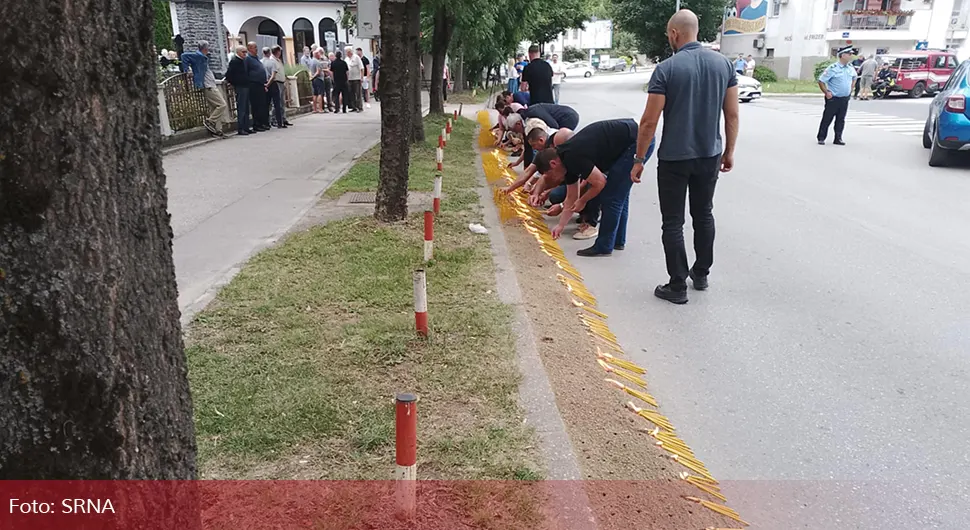 У дужини од 30 метара запаљене свијеће које симболизују 30 година од ''Олује''