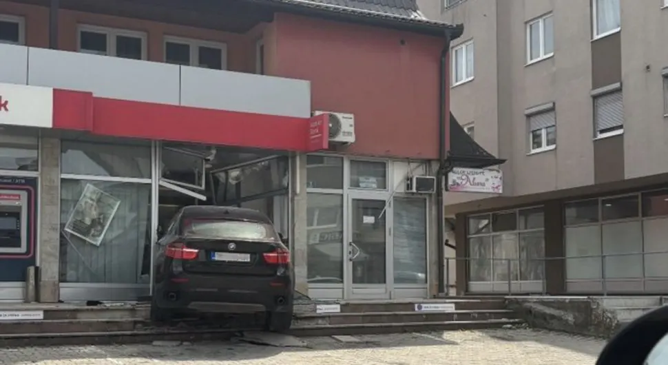 Teška nesreća u Tesliću: Automobilom uletio u banku!